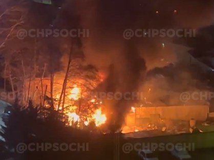 В Сочи ночью загорелись дом и три автомобиля