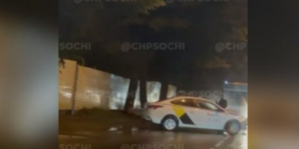 В Сочи «четырнадцатая» лоб в лоб столкнулась с такси, водители получили травмы