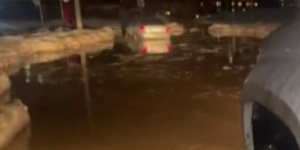 В Краснодаре на въезде в поселок Российский машины тонут в глубокой луже