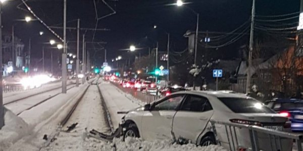 В Краснодаре иномарка после ДТП вылетела на трамвайные пути