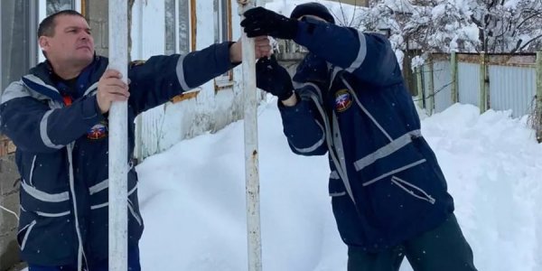 В Крымске обрушившийся навес заблокировал в доме людей и повредил газовую трубу