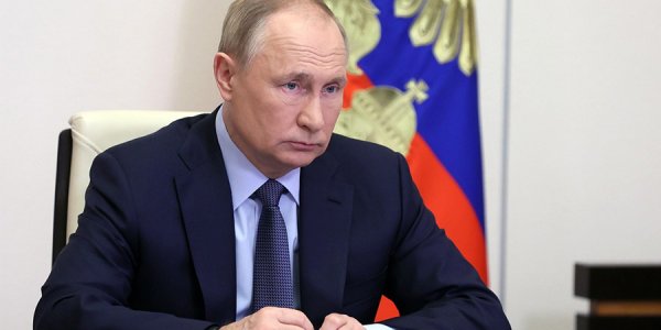 Путин поручил продавать газ в недружественные страны только за российские рубли