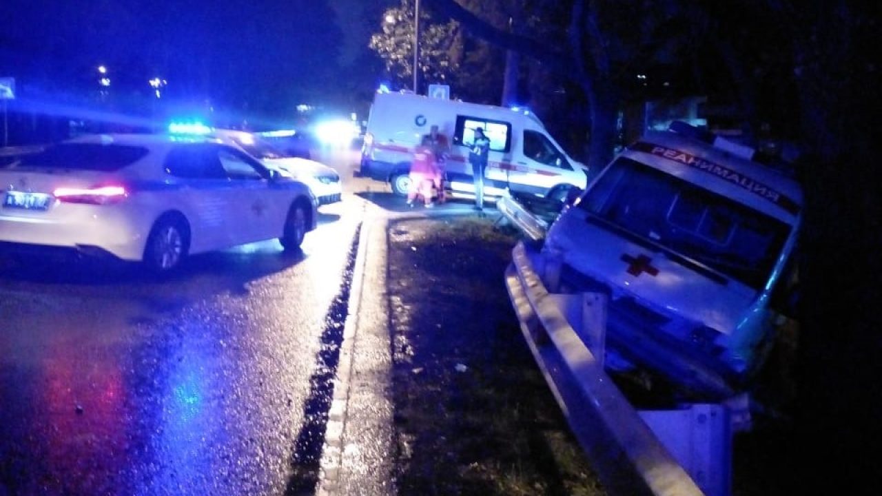 В Сочи за час до нового года столкнулись такси и машина скорой помощи - 1  января, 2022 Все новости, Происшествия «Кубань 24»