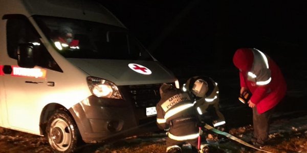 На Кубани спасатели освободили машину скорой помощи, которая застряла в снегу