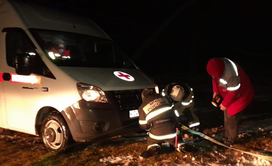 На Кубани спасатели освободили машину скорой помощи, которая застряла в снегу