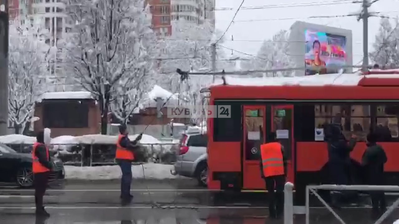 В Краснодаре на Ставропольской вереница троллейбусов встала из-за обрыва  провода - 24 января, 2022 Все новости, Происшествия «Кубань 24»