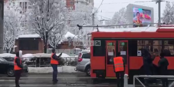 В Краснодаре на Ставропольской вереница троллейбусов встала из-за обрыва провода