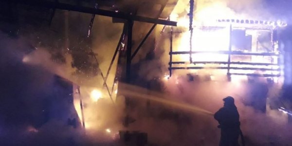 В Апшеронском районе сгорело производственное здание, эвакуировали 2 человека