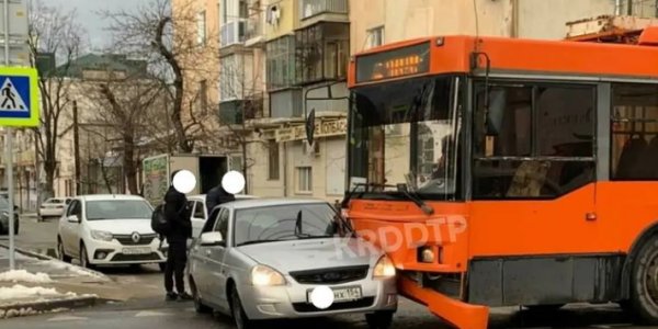В Краснодаре парень на «Приоре» влетел под троллейбус с пассажирами
