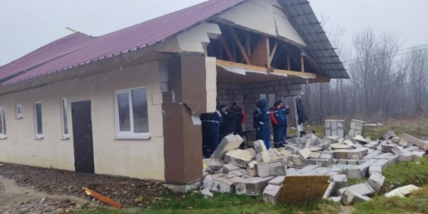 В селе Туапсинского района из-за сильного ветра обрушился частный дом