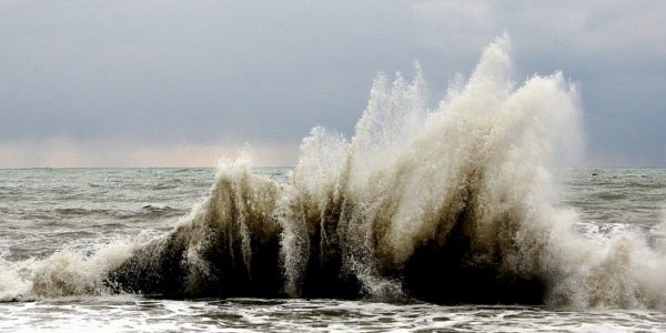 В Сочи из-за непогоды отменили крещенские купания на пляжах