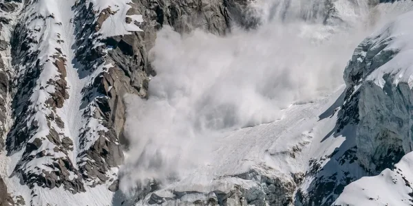 МЧС Кубани объявило экстренное предупреждение об опасности схода лавин в горах