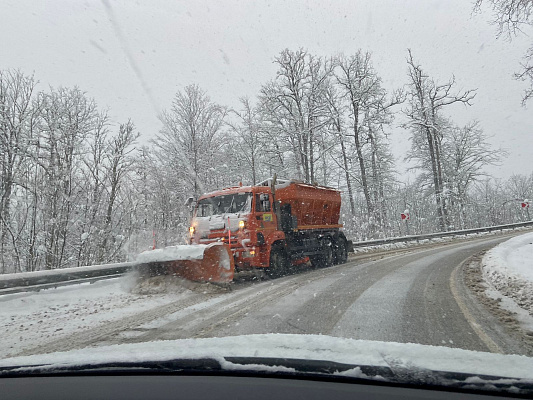 В Сочи дороги от снега чистят 276 единиц техники