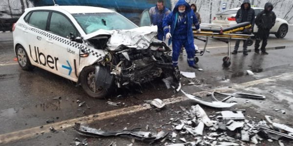 В жестком ДТП под Краснодаром погибла женщина, еще 5 человек пострадали
