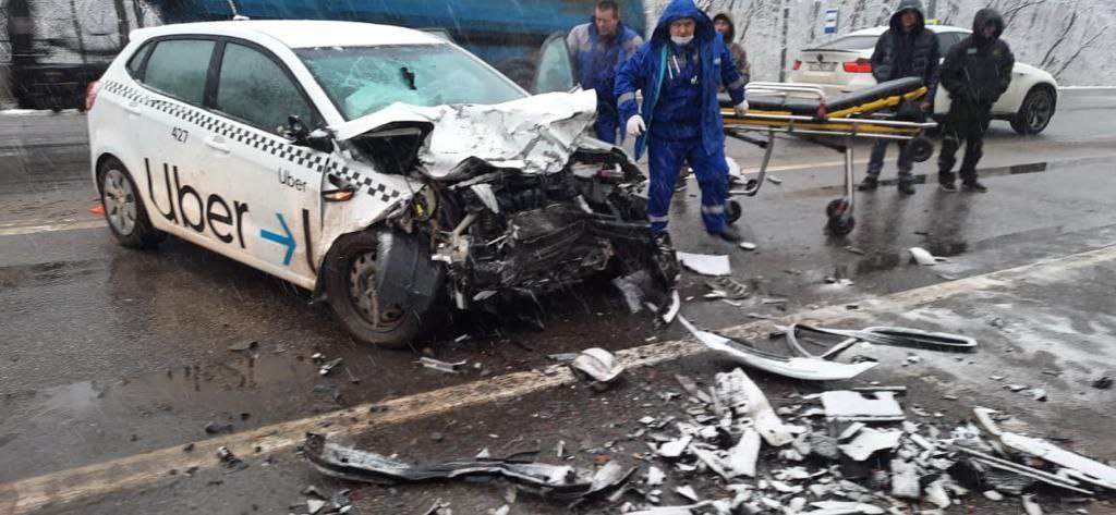 В жестком ДТП под Краснодаром погибла женщина, еще 5 человек пострадали