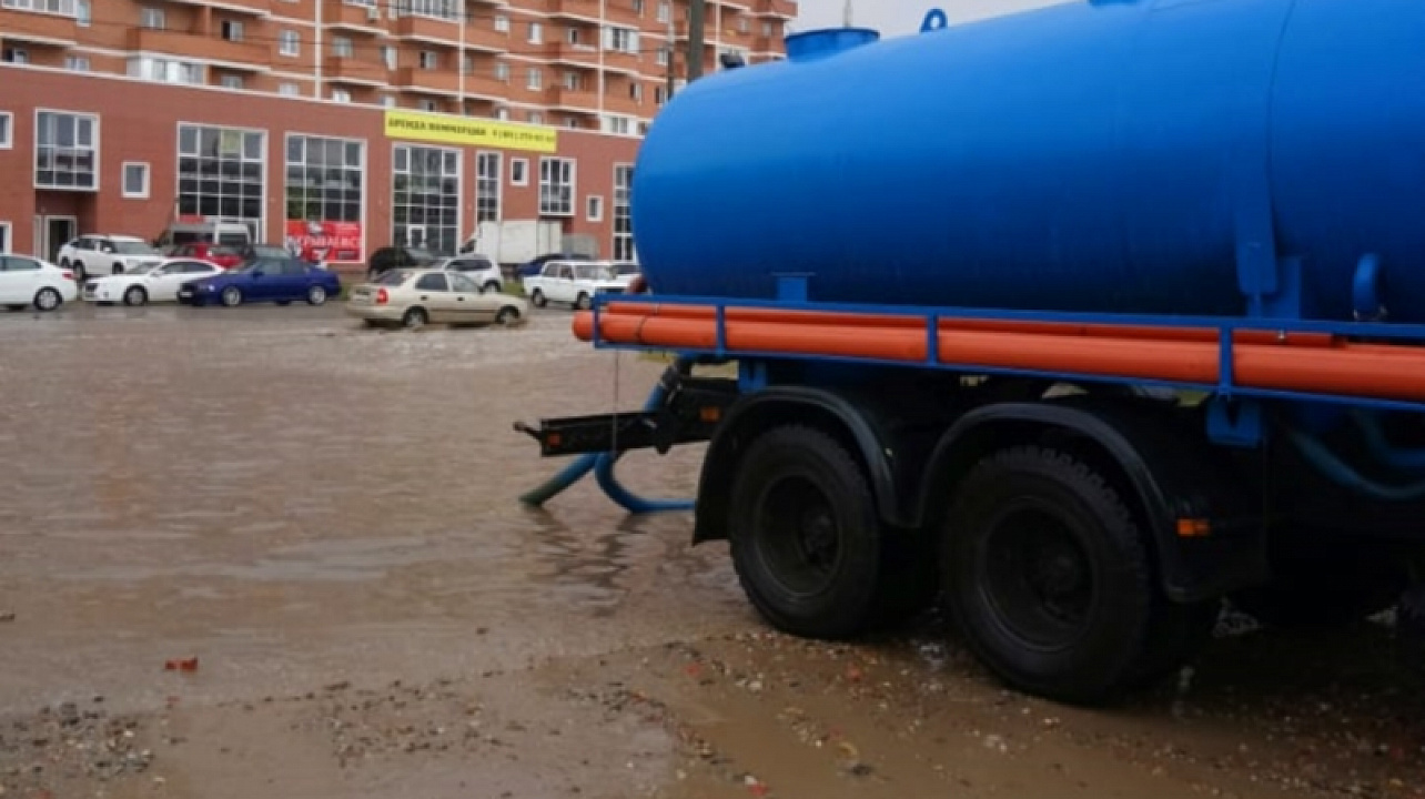 В Краснодаре спецтехника откачивает дождевую воду на 13 улицах