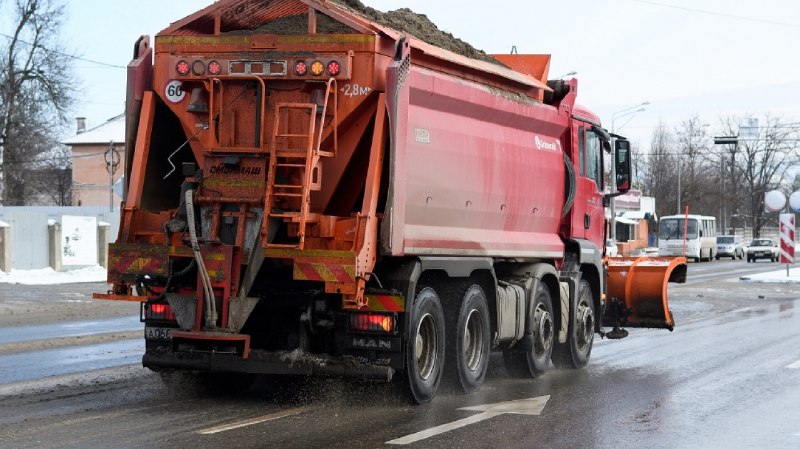В Краснодаре от наледи за день расчистили 1,3 млн кв. метров улиц