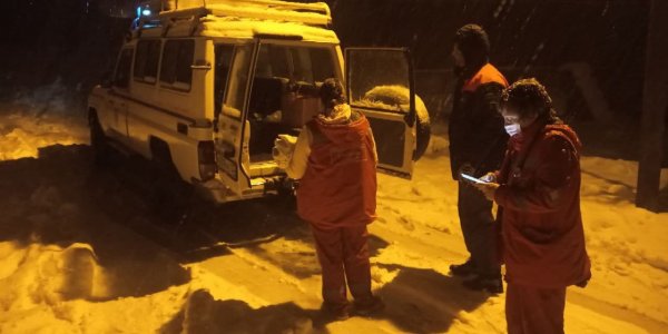 В Сочи машина скорой помощи с пациенткой застряла на заснеженной дороге