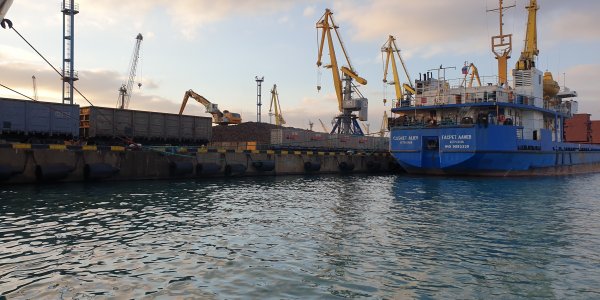 В порту Новороссийска произошел разлив нефтепродуктов, его попытались скрыть