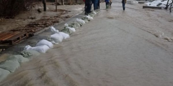 В пригороде Анапы после дождя и таяния снега подтопило дороги