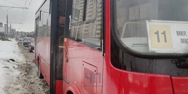 В Краснодаре маршрутчик случайно оставил в запертом автобусе 12-летнюю девочку
