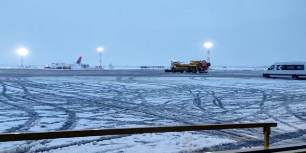 Из-за снегопада в аэропорту Краснодара отменили и задержали более 30 рейсов