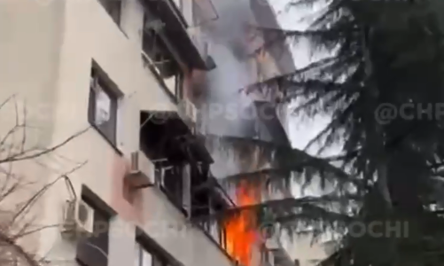 В Сочи в пятиэтажном доме загорелась квартира