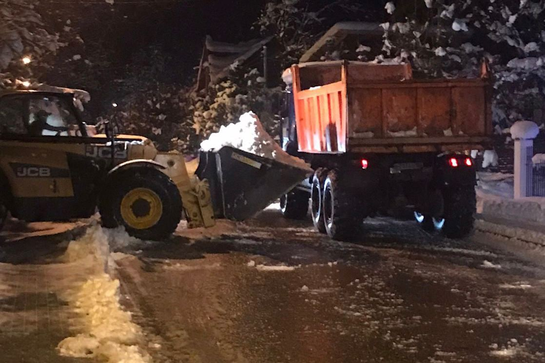 В Сочи после снегопада на расчистку дорог вышли 260 единиц техники