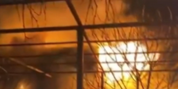 В садовом товариществе «Колос» в Анапе загорелось одноэтажное здание