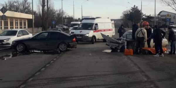 В Абинском районе на трассе «четверка» врезалась в BMW, есть пострадавшие
