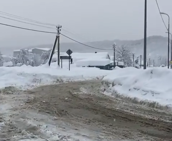 На двух горных перевалах в Туапсинском районе ограничили движение из-за снега
