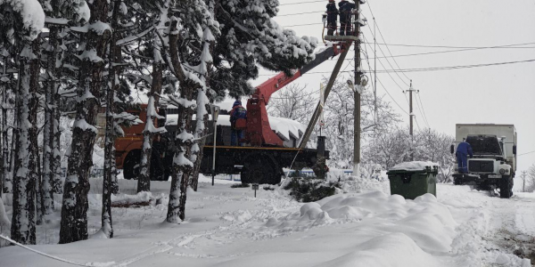 Последствия снегопада на Кубани и в Адыгее устраняют 92 бригады энергетиков