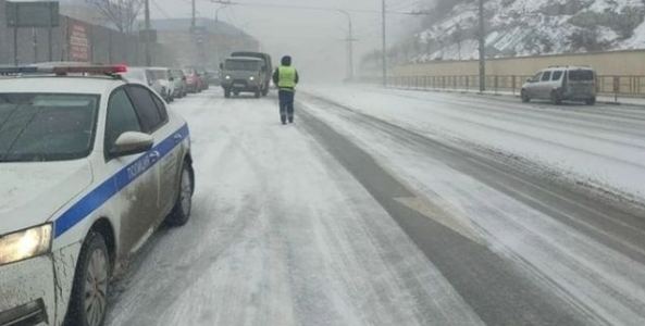 В Новороссийске таксист оставил девочку на заснеженной дороге в мороз