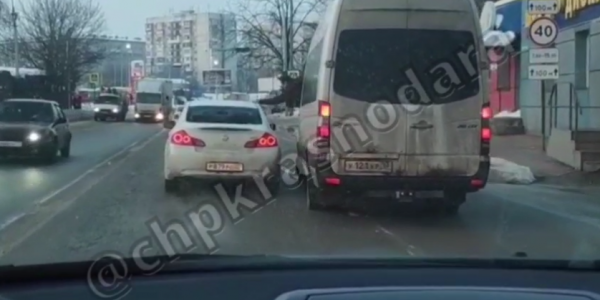 В Краснодаре водитель иномарки во время драки с маршрутчиком врезался в машину