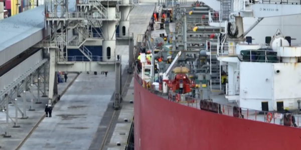 В Новороссийском порту судно-зерновоз пришвартовалось к новому причалу