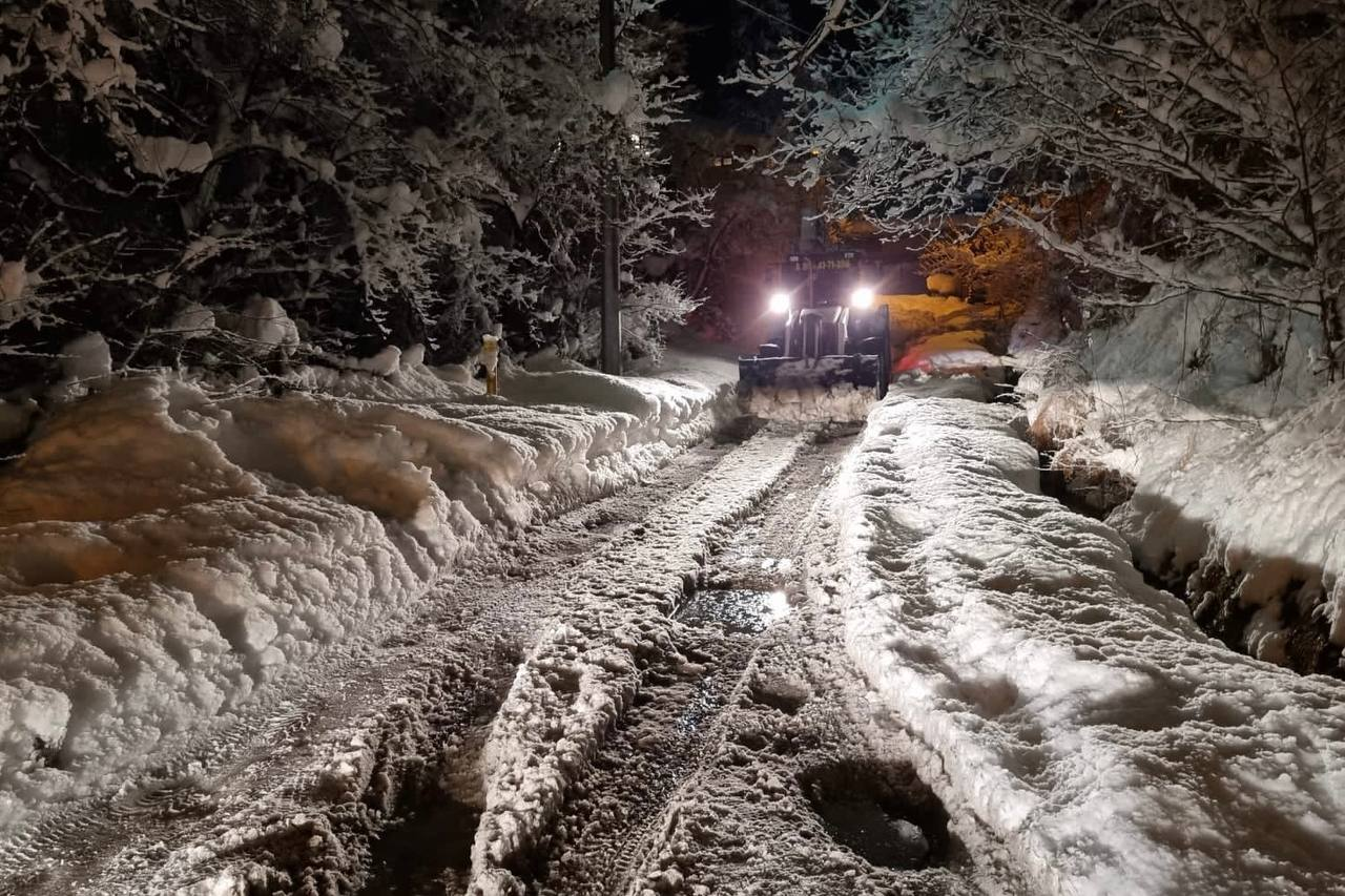 В Сочи продолжает идти снег, на горных дорогах дежурят 80 снегоуборочных машин
