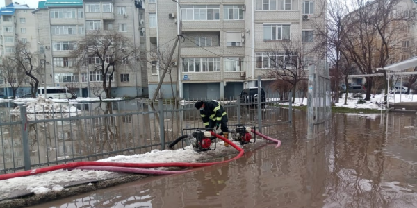 В Краснодаре подтопления на улицах ликвидируют 14 единиц техники и 12 мотопомп