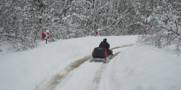 Спасатели на снегоходах доставляли хлеб жителям отдаленных сел Северского района