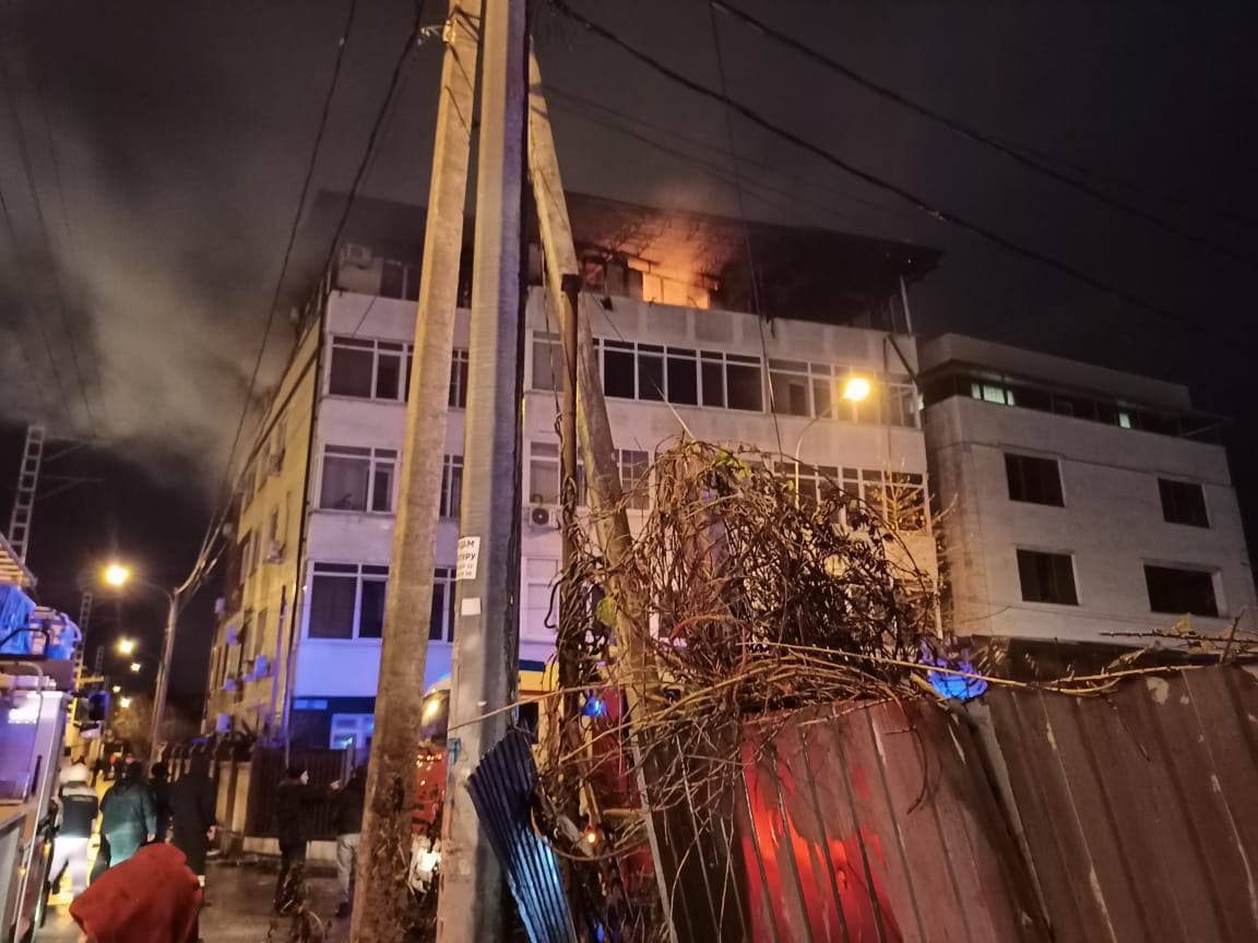 В Сочи потушили пожар в пятиэтажке, он охватил 400 кв. метров