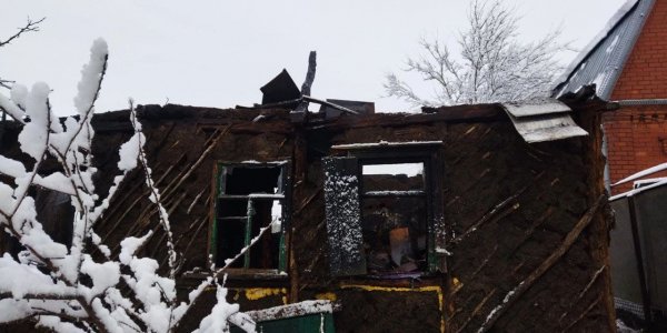В Новотитаровской сгорел дом: все спаслись, но глава семьи умер от переживаний