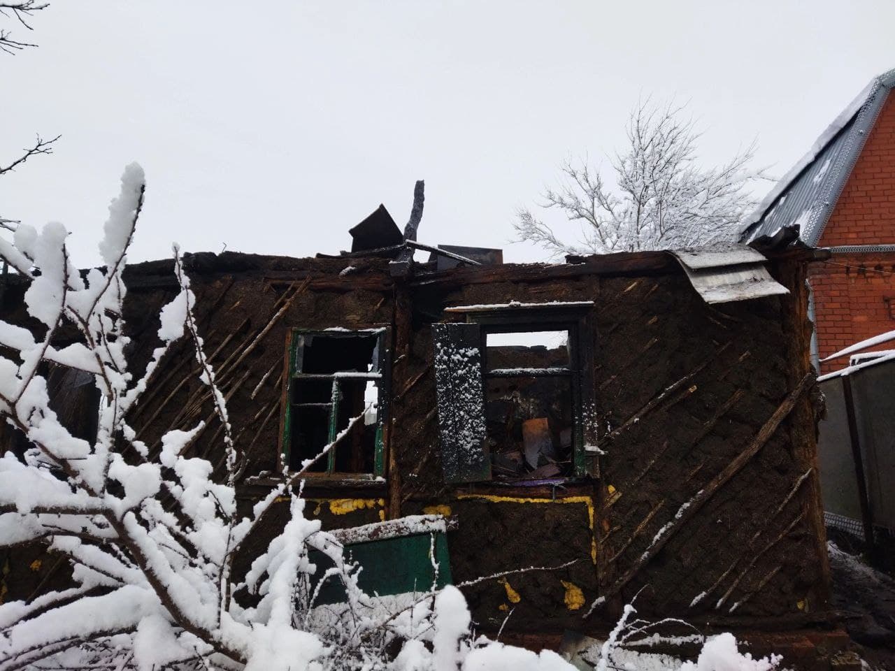 В Новотитаровской сгорел дом: все спаслись, но глава семьи умер от переживаний