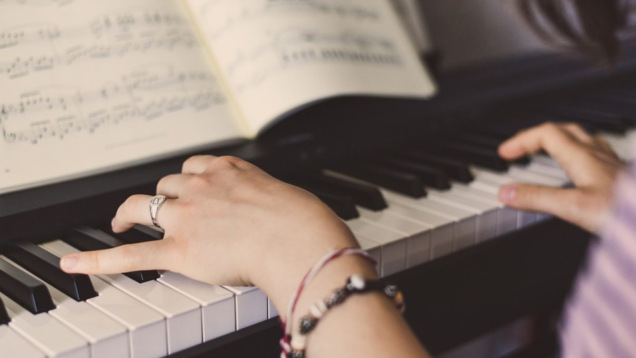 Репетитор по пианино неинтеллигентно отодрал ученицу | ПОРНО