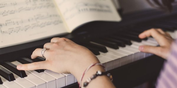 На Кубани сотрудника музыкальной школы оштрафовали за нарушения при закупке пианино