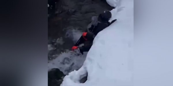 В горах Красной Поляны фрирайдер свалился в ручей. Видео
