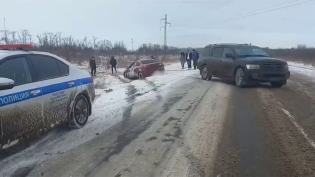 На Кубани инспекторы ДПС помогли вытащить легковушку из сугроба - 14  января, 2022 Все новости, Происшествия «Кубань 24»