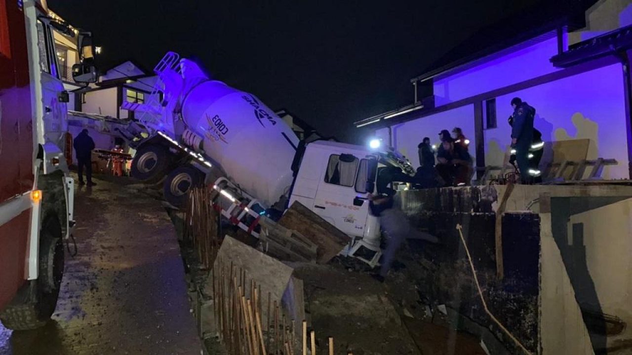 В Сочи спасатели несколько часов вызволяли водителя, застрявшего в  бетономешалке - 12 января, 2022 Все новости, Происшествия «Кубань 24»