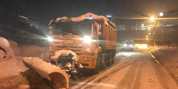 В горных и предгорных районах Сочи устраняют последствия ночных снегопадов