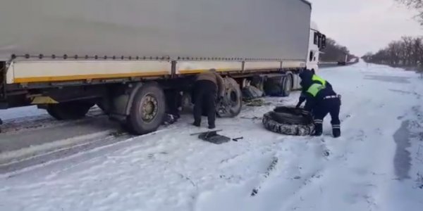 На Кубани инспекторы ДПС заметили фуру со сломанным колесом и предотвратили ДТП