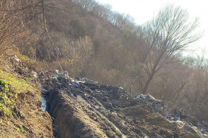 На Кубани горную реку загрязнили нефтепродуктами и химическими веществами
