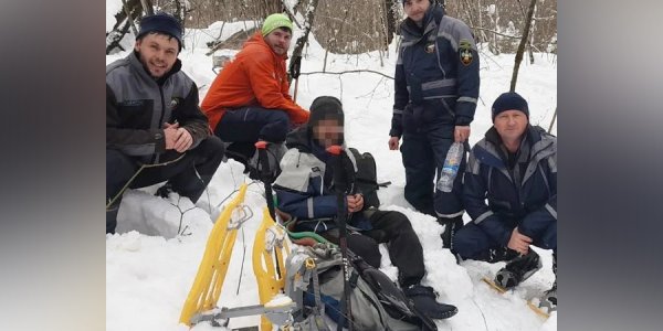 На Кубани мужчина провел сутки в снежной яме около горной реки